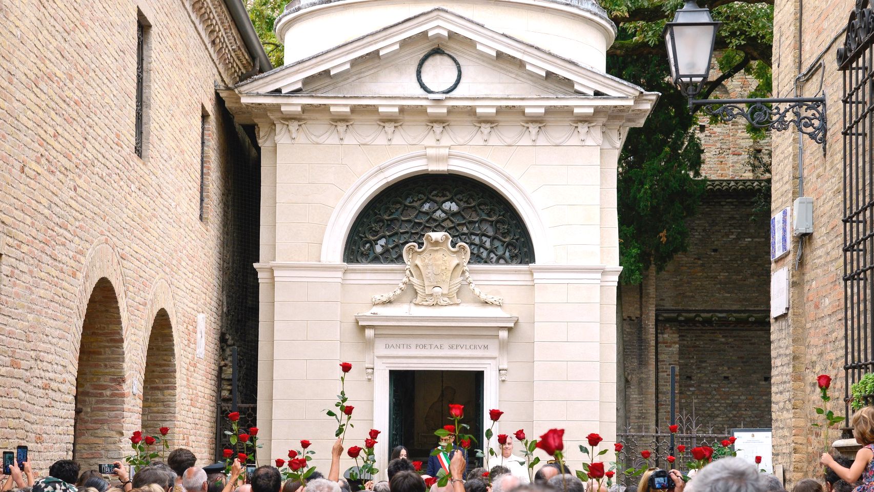 Particolare delle celebrazioni annuali davanti alla Tomba di Dante a Ravenna - foto Ravenna per Dante