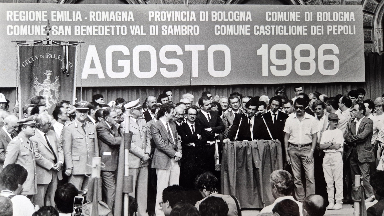 Bologna, Piazza Maggiore, 2 agosto 1986: commemorazione della strage del 2 agosto 1980 (foto proveniente dalla Fondazione Gramsci Emilia-Romagna, Archivio Luigi Orlandi e Diana Franceschi)