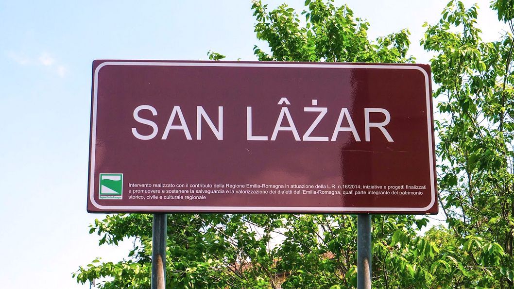 Uno dei cartelli stradali installati dal Comune di San Lazzaro di Savena (Bologna) con il contributo messo a disposizione dalla Legge regionale 16/2014