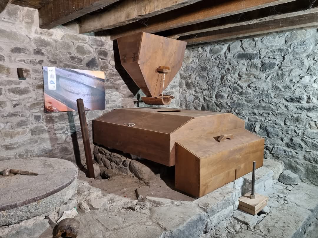 Macina e cassoni raccogli farina post restauro