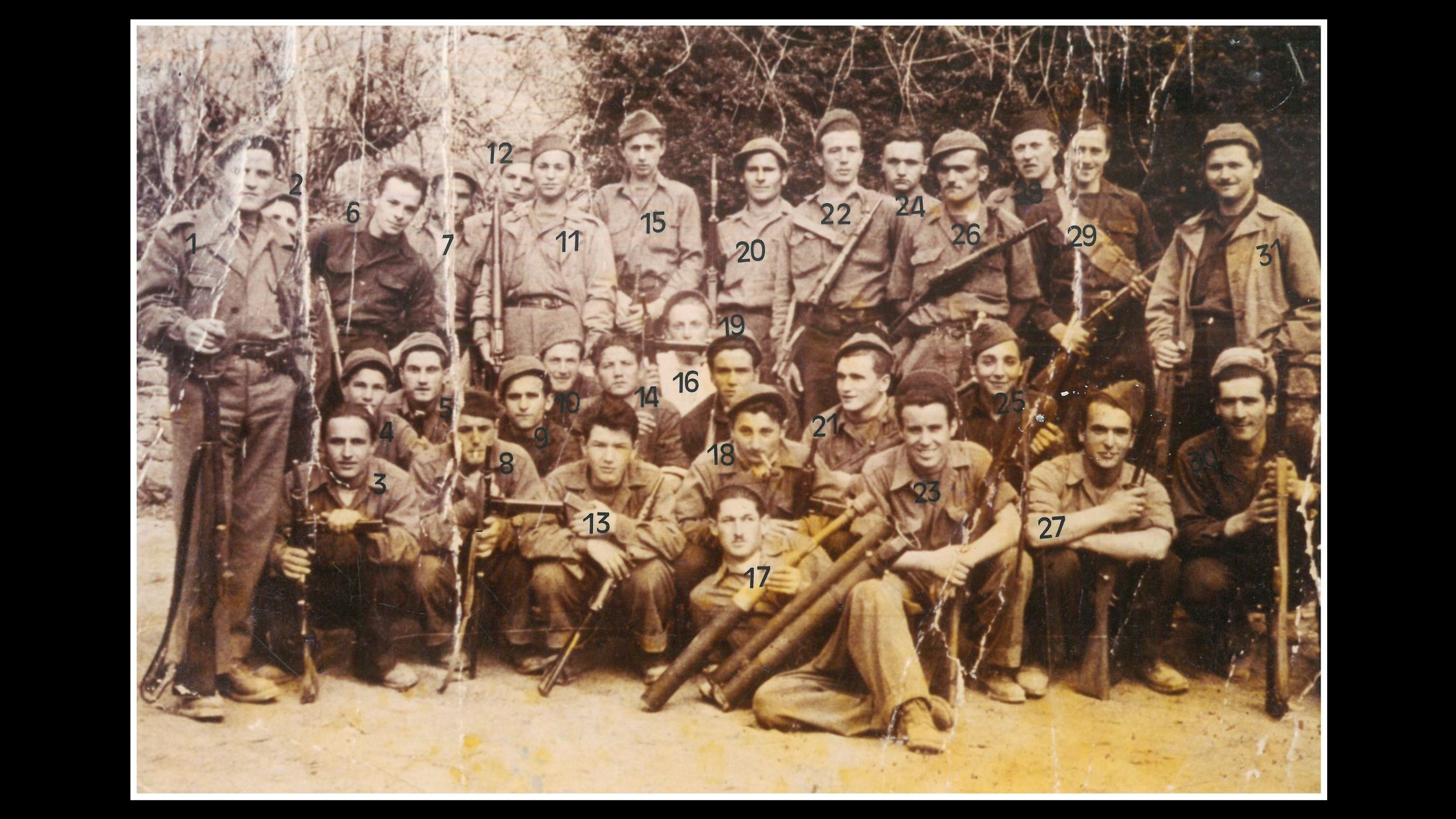 Partigiani del Battaglione Rusticelli, 1945 (Istituto per la storia della Resistenza e della società contemporanea in provincia di Modena, Carte Romolo Ferrari, Raccolta delle testimonianze dei partigiani, Fotografie, busta 4, unità 141)