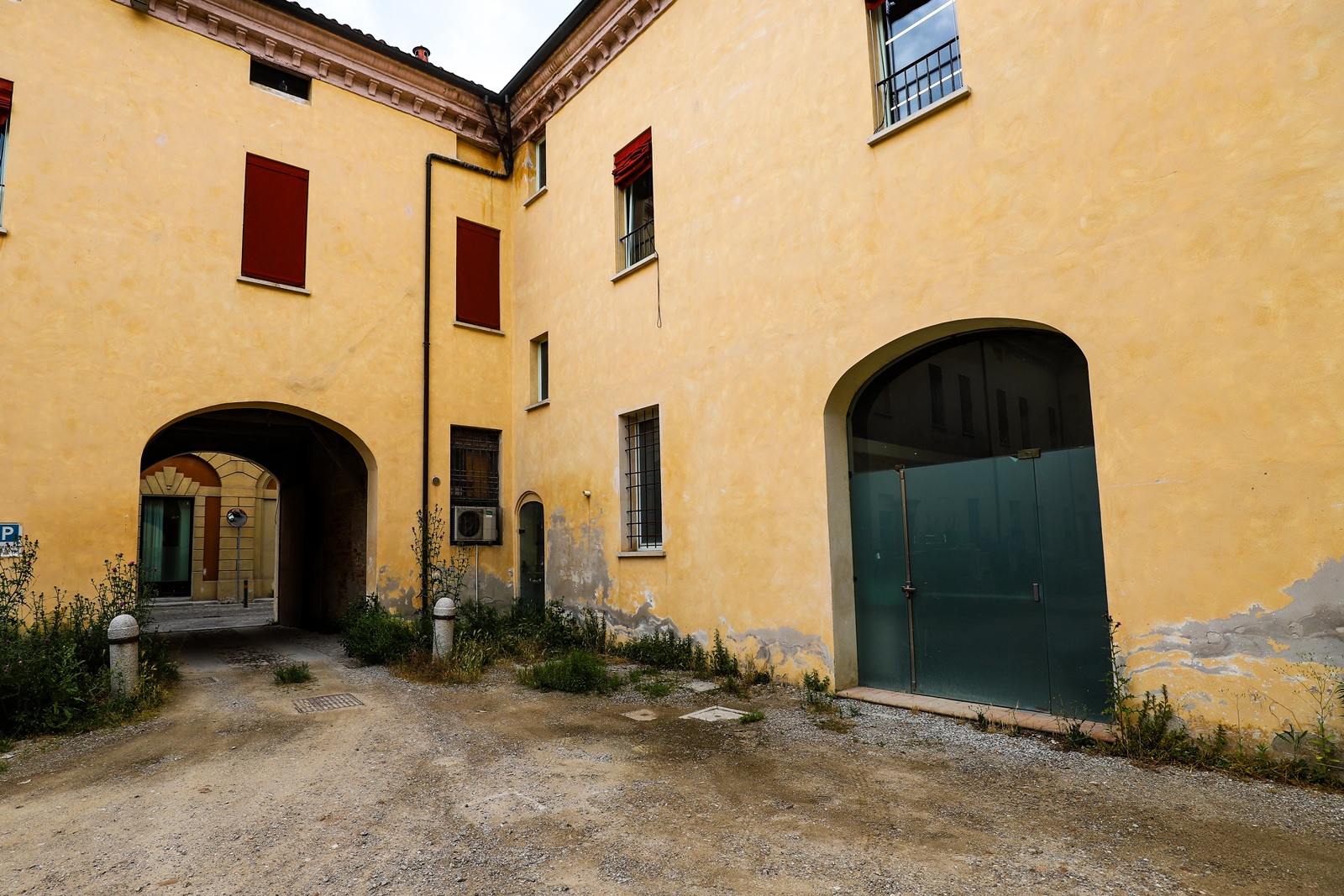 Complesso del Carmine a Lugo, sede provvisoria della biblioteca Trisi. Qui il punto informativo, il prestito e sala lettura