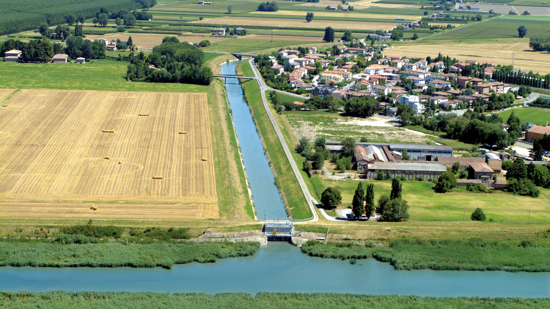 Immagine dall’alto del paese di Sant’Agostino (Ferrara) - foto Consorzio di bonifica Canale Emiliano Romagnolo
