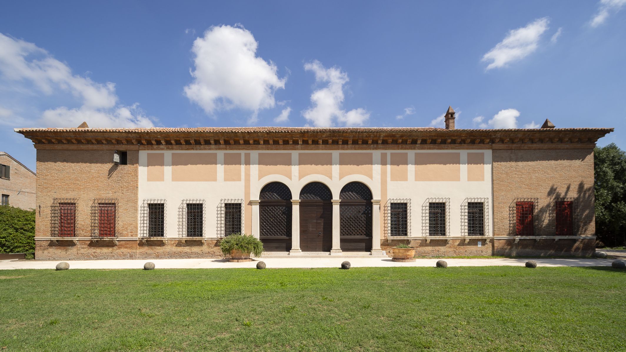 Immagine: la Palazzina di Marfisa d’Este a Ferrara, vista dal prospetto nord (fotografia di Luca Gavagna)
