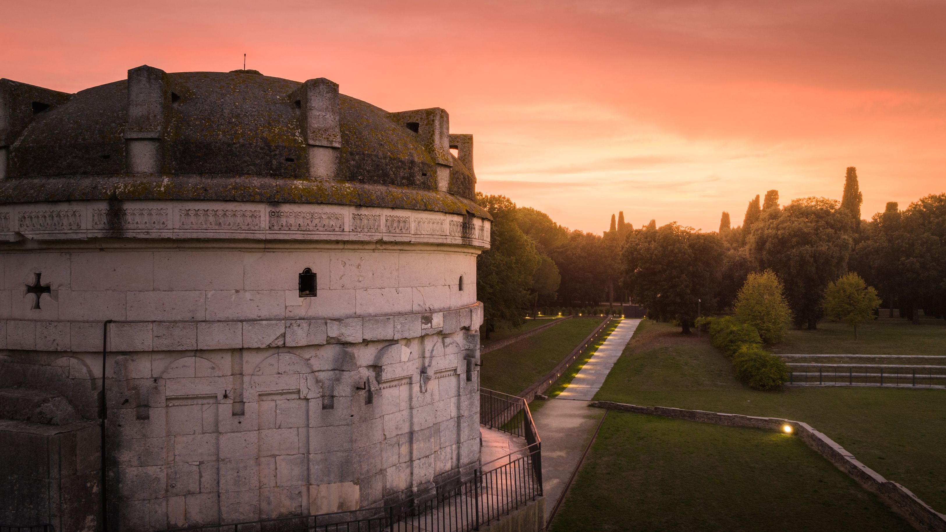 Il Mausoleo di Teodorico a Ravenna, visto di scorcio al tramonto - fotografia dell’Opera di Religione della Diocesi di Ravenna (courtesy Servizio Turismo di Ravenna)