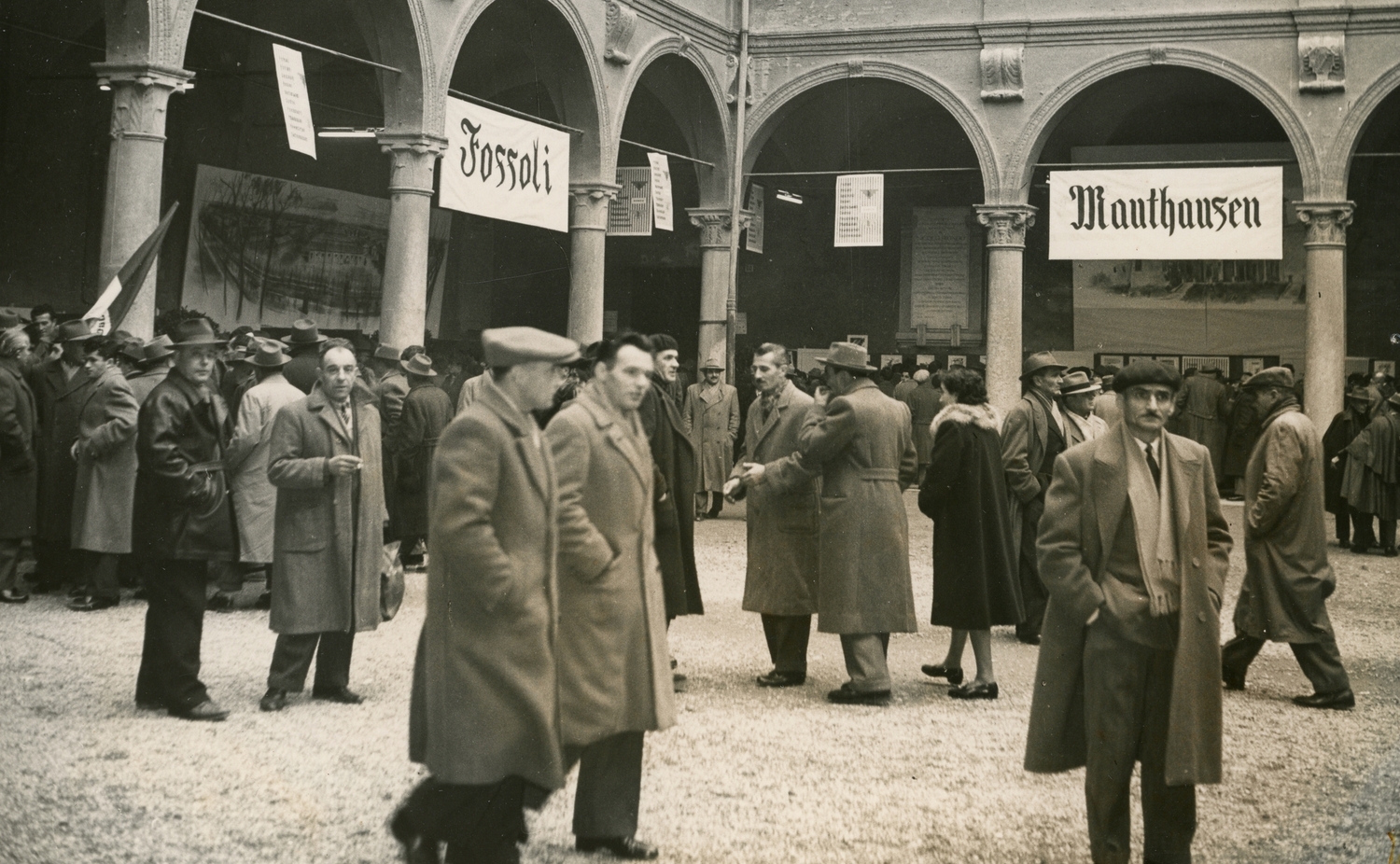 Fotografia proveniente dall'Istituto storico di Modena,  Archivio del Comitato promotore della Manifestazione nazionale per la celebrazione della Resistenza nei campi di concentramento: Mostra nazionale dei lager nazisti, Carpi 8-9 dicembre 1955