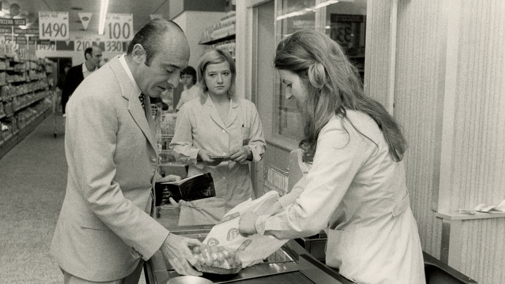 Il sindaco Renato Zangheri in visita al supermercato Coop del quartiere San Donato, Bologna, 23 settembre 1971 (foto Archivio storico della Coop Emilia-Veneto - Fondazione Ivano Barberini per lo studio e la divulgazione della storia e civiltà della cooperazione, Bologna)