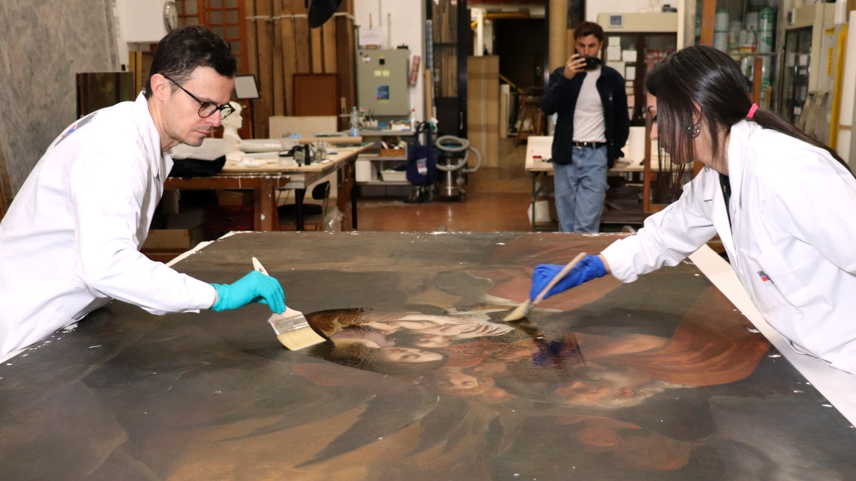 Un particolare dell’intervento di restauro sul dipinto “San Carlo Borromeo in adorazione del Bambino Gesù” di Ludovico Carracci