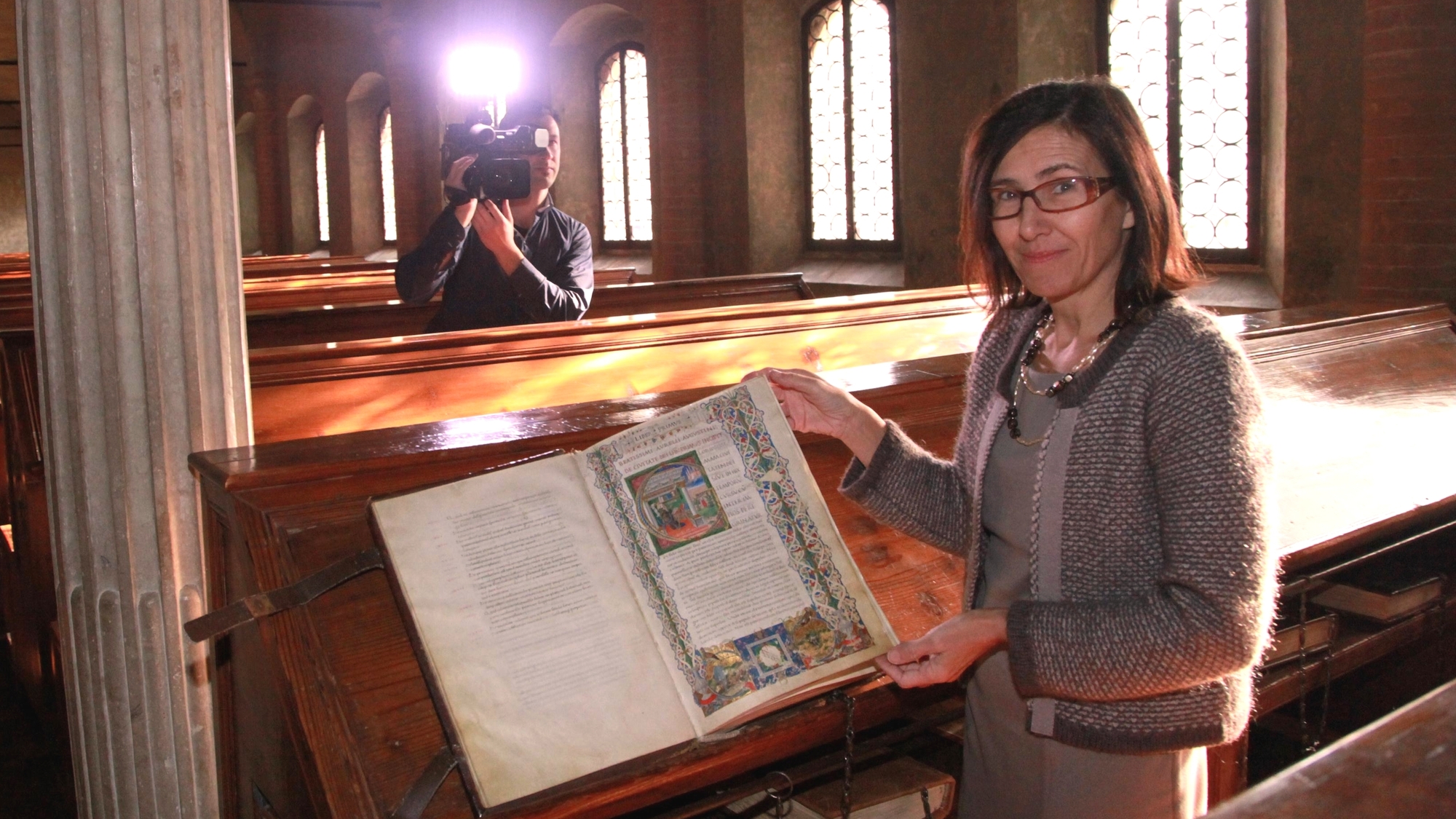 Paola Errani con un codice della Biblioteca Malatestiana - foto Resto del Carlino