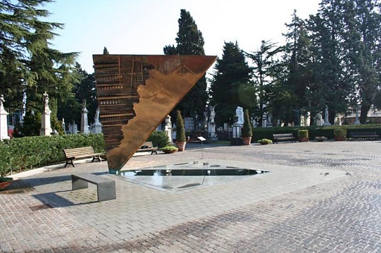 Arnaldo Pomodoro, Grande Prua, monumento funebre a Federico Fellini e Giulietta Masina, ingresso monumentale del cimitero di Rimini). Foto tratta dal Catalogo PatER