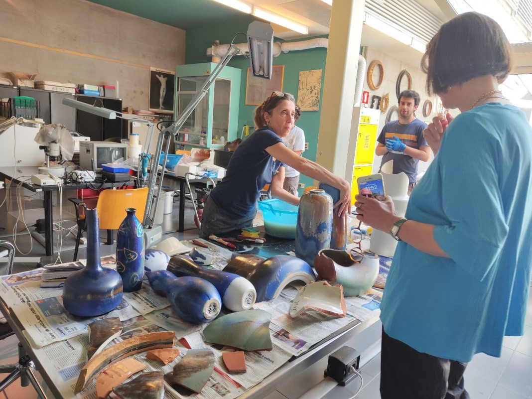 Uno scatto del laboratorio di restauro MIC Faenza nei giorni seguenti l'alluvione, con le opere in ceramica danneggiate del Museo Tramonti