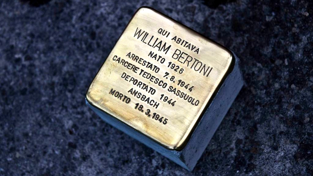 Un particolare della pietra d’inciampo dedicata a William Bertoni, che si trova a Fogliano di Reggio Emilia - fotografia dell’Istoreco - Istituto per la storia della Resistenza e della società contemporanea in provincia di Reggio Emilia