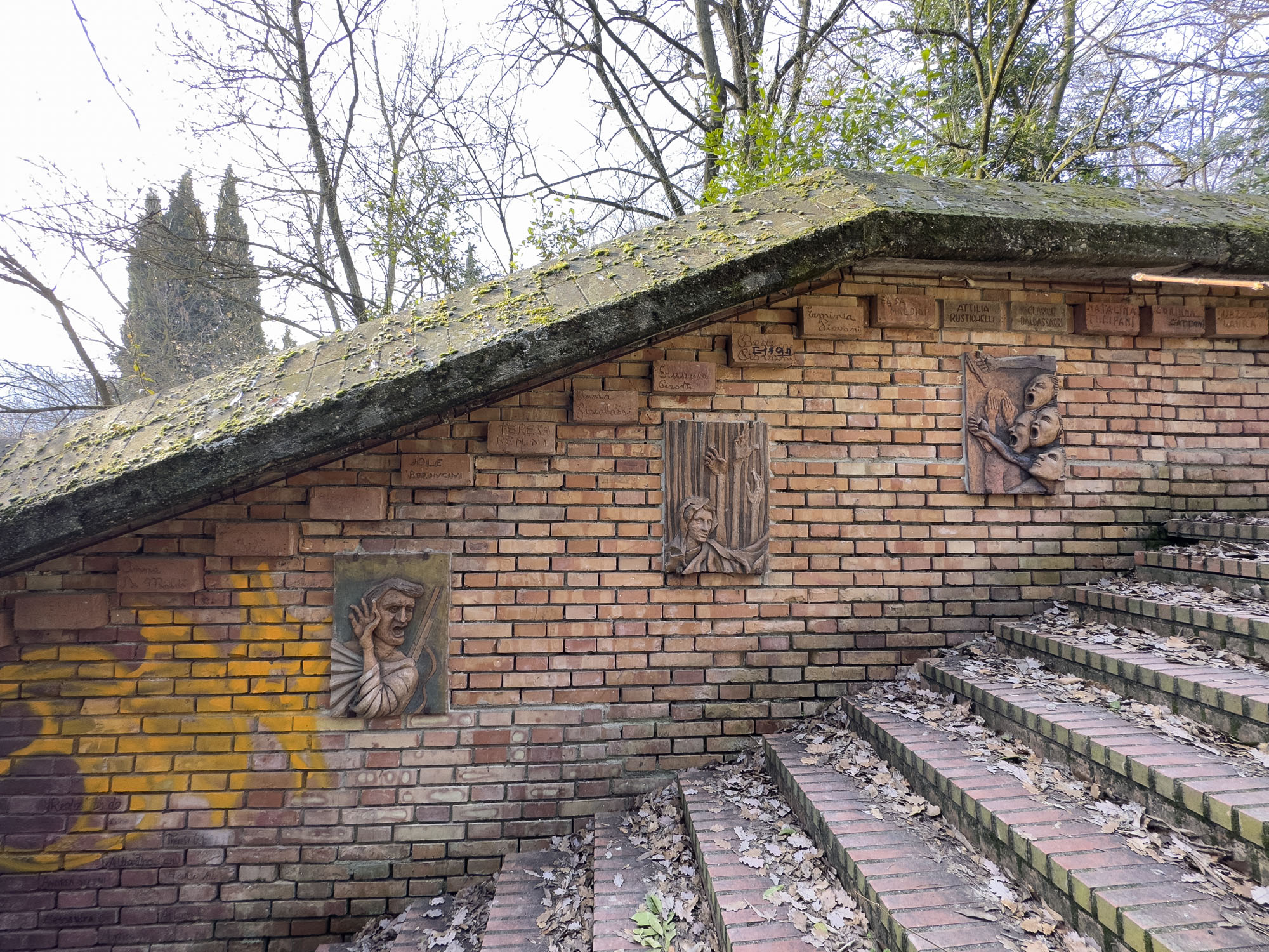 Villa Spada, BO, Monumento alle partigiane cadute, foto Andrea Scardova, da un'idea del Gruppo di architetti Città Nuova e realizzata con la collaborazione degli allievi del Liceo artistico bolognese, 1975