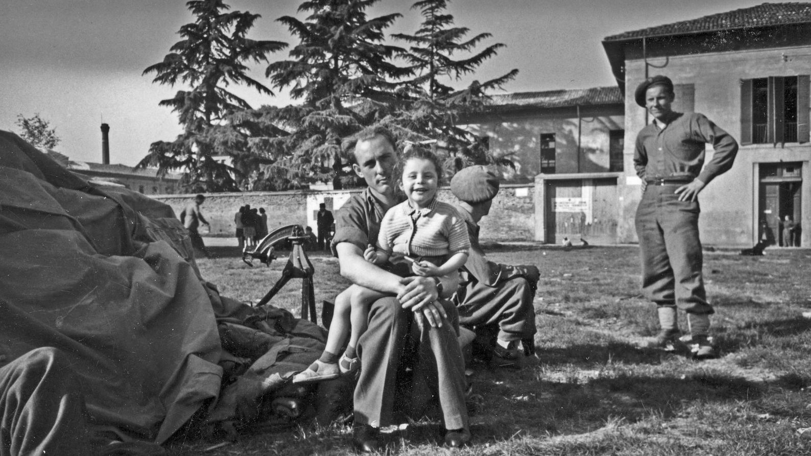 Imola, 15 aprile 1945: soldato del secondo corpo d’armata polacco con una bambina - Archivio fotografico CIDRA - Centro imolese di documentazione sulla Resistenza antifascista e storia contemporanea