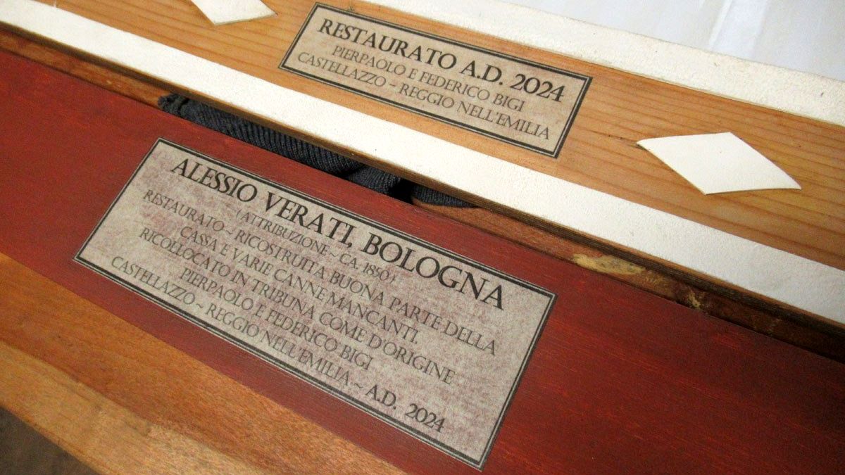 Un particolare dell'organo a canne restaurato e restituito alla Pieve di San Pietro di Roffeno, Vergato (Bologna)