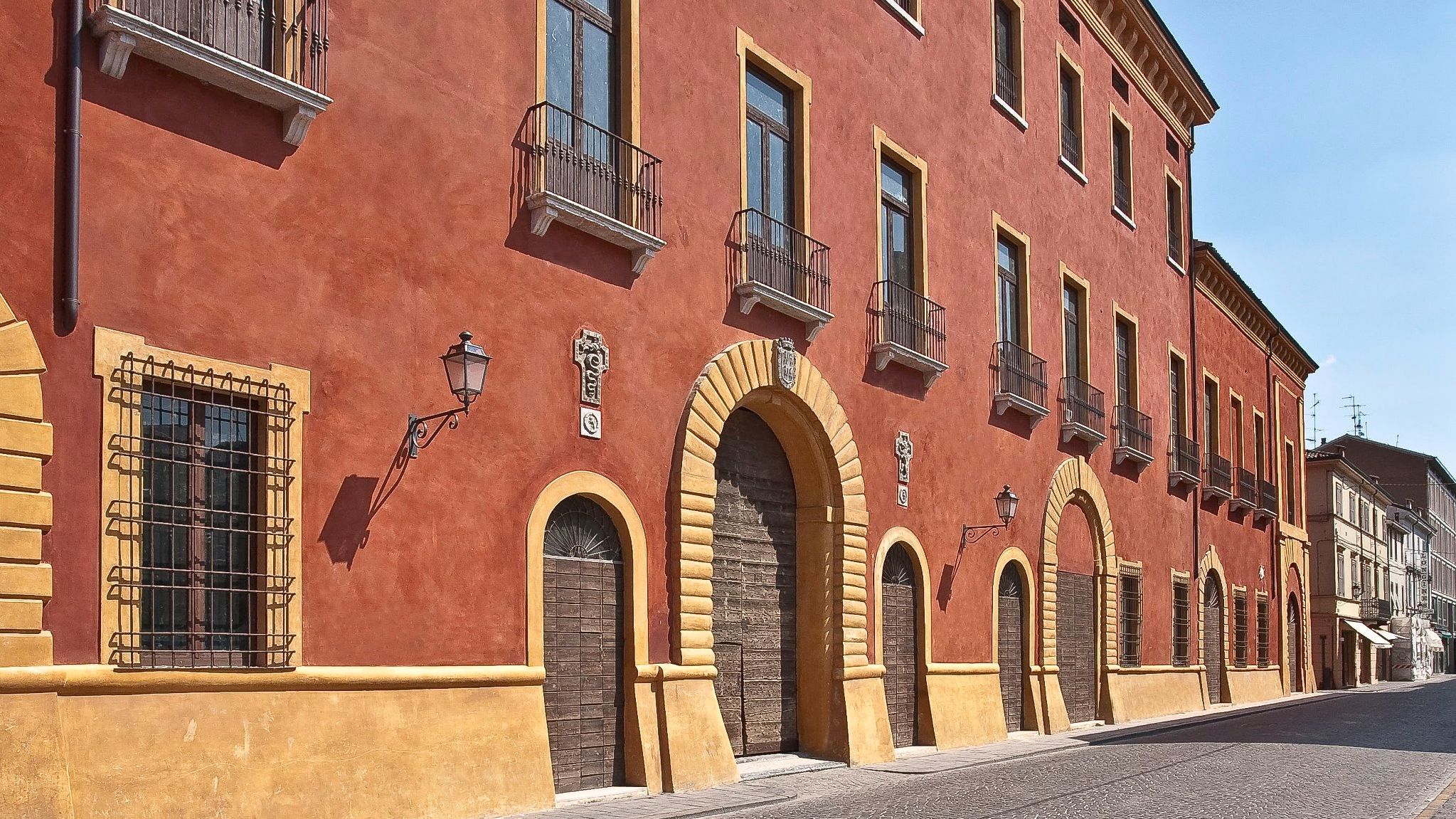 Un particolare della facciata del Palazzo Ducale di Guastalla che si rivolge verso il centro storico (foto di Fausto Franzosi)