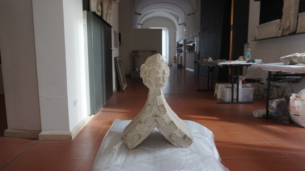 06a. Rimini, Museo della Città, Lapicida del XIV sec., Cuspide gotica, setting operativo - ph. Laboratorio degli Angeli, 2020.JPG