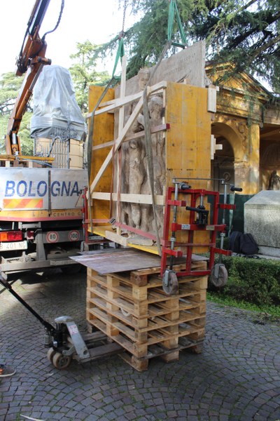 Trasporto delle opere presso gli spazi del Cimitero Certosa di Bologna 1 - Foto Accademia di Belle Arti.JPG