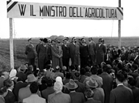 Il Presidente dell'Ente Delta Padano Bruno Rossi e il ministro dell'Agricoltura Giuseppe Medici consegnano quattordici fabbricati rurali a Copparo, 25 aprile 1954.jpg