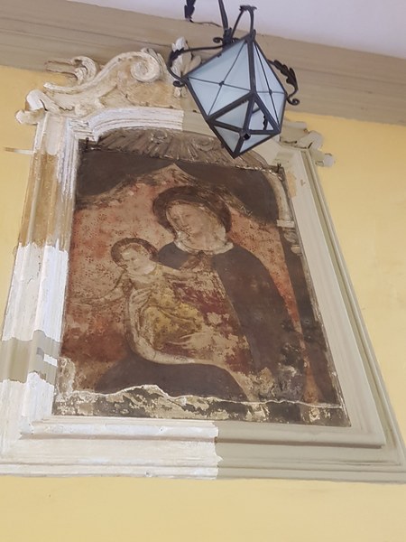 Madonna con Bambino, affresco (metà XIV) e cornice (XVI). Foto Archivio IBC