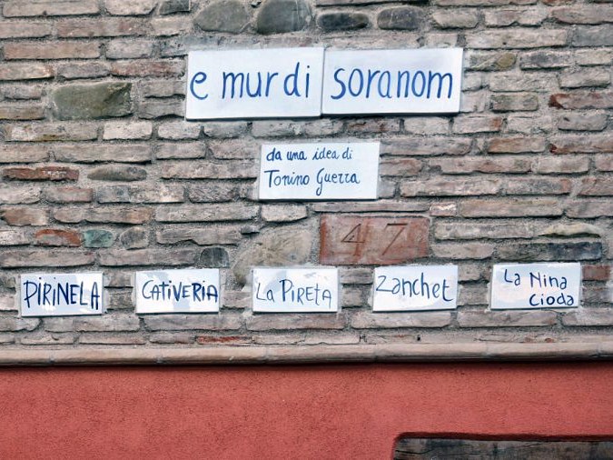 Muro-dei-soprannomi_Borgo-San-Giuliano_Rimini.jpg