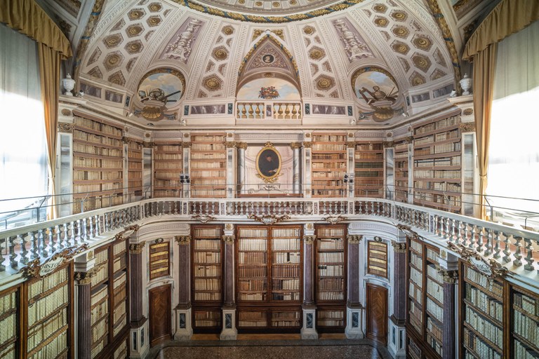 Imola, Biblioteca Comunale, dettaglio d’interni. Foto di Luca Bacciocchi