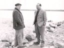 Cesare Zavattini e Roberto Rossellini sul Po a Gorino di Ferrara, 29 ottobre 1952 - Fondo 'Renzo Renzi', Archivio della Cineteca comunale di Bologna