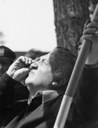Federico Fellini sul set del film 'Amarcord', Cinecittà, 1973 (foto di Davide Minghini) - Archivio della Biblioteca comunale 'Gambalunga' di Rimini