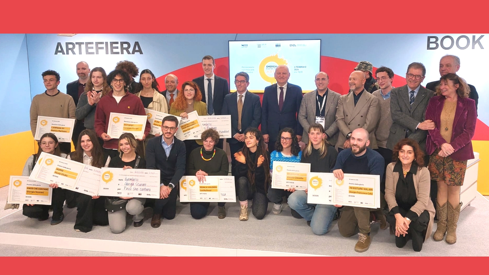 Foto ricordo con i vincitori e le vincitrici del concorso "Energia fatta ad Arte" (Bologna, Arte Fiera, 6 febbraio 2026)