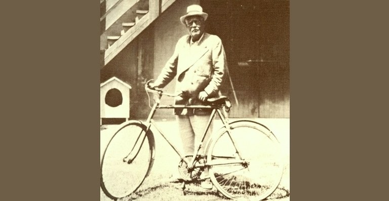 Foto > Lo scrittore Alfredo Panzini con la sua bicicletta nella casa di Bellaria
