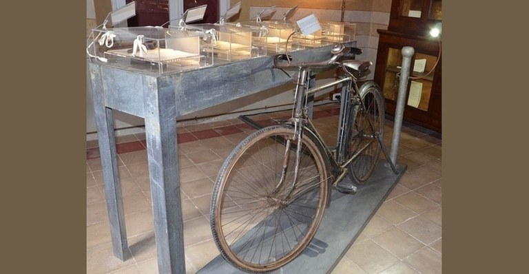 Foto > Installazione di Claudio Ballestracci dedicata alle carte e alla bicicletta di Alfredo Panzini nella Casa Rossa di Bellaria - Igea Marina
