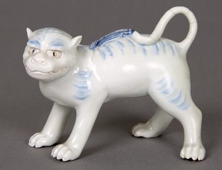 Museo internazionale delle ceramiche, Faenza - Statua raffigurante una tigre, Giappone, Mikawachi, inizio XIX sec., porcellana Hirado, cm 11x14. Inv. 4207