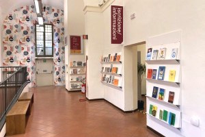 Biblioteca comunale “Antonio Panizzi” di Reggio Emilia: la nuova segnaletica realizzata nel 2022