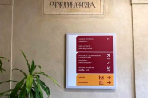 Biblioteca comunale “Antonio Panizzi” di Reggio Emilia: la nuova segnaletica realizzata nel 2022