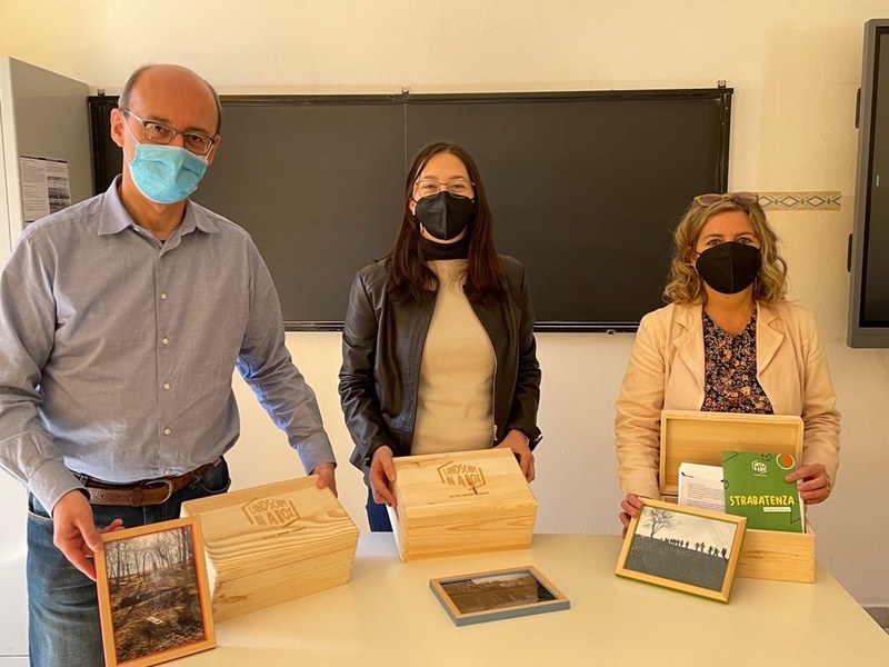 Landascape in a box - Consegna di tre esemplari di paesaggi in scatola alla sede di Bagno di Romagna del Liceo Scientifico "A. Righi" - Cristina Lentini