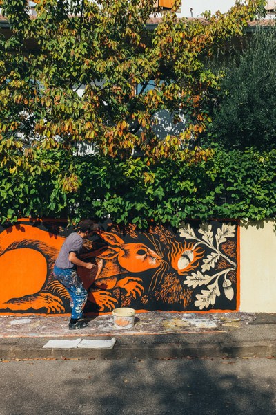 musenOpen - Banco Ittico all'opera per la realizzazione della street art sulla parete esterna del museo Malmerendi - Adrian Longu